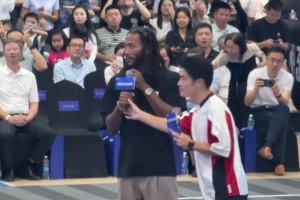 罗斯携家人现身深圳，来看看罗斯之子篮球天赋如何？